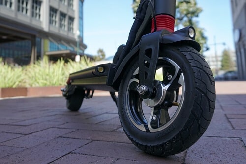 Front pneumatic tire of an electric scooter